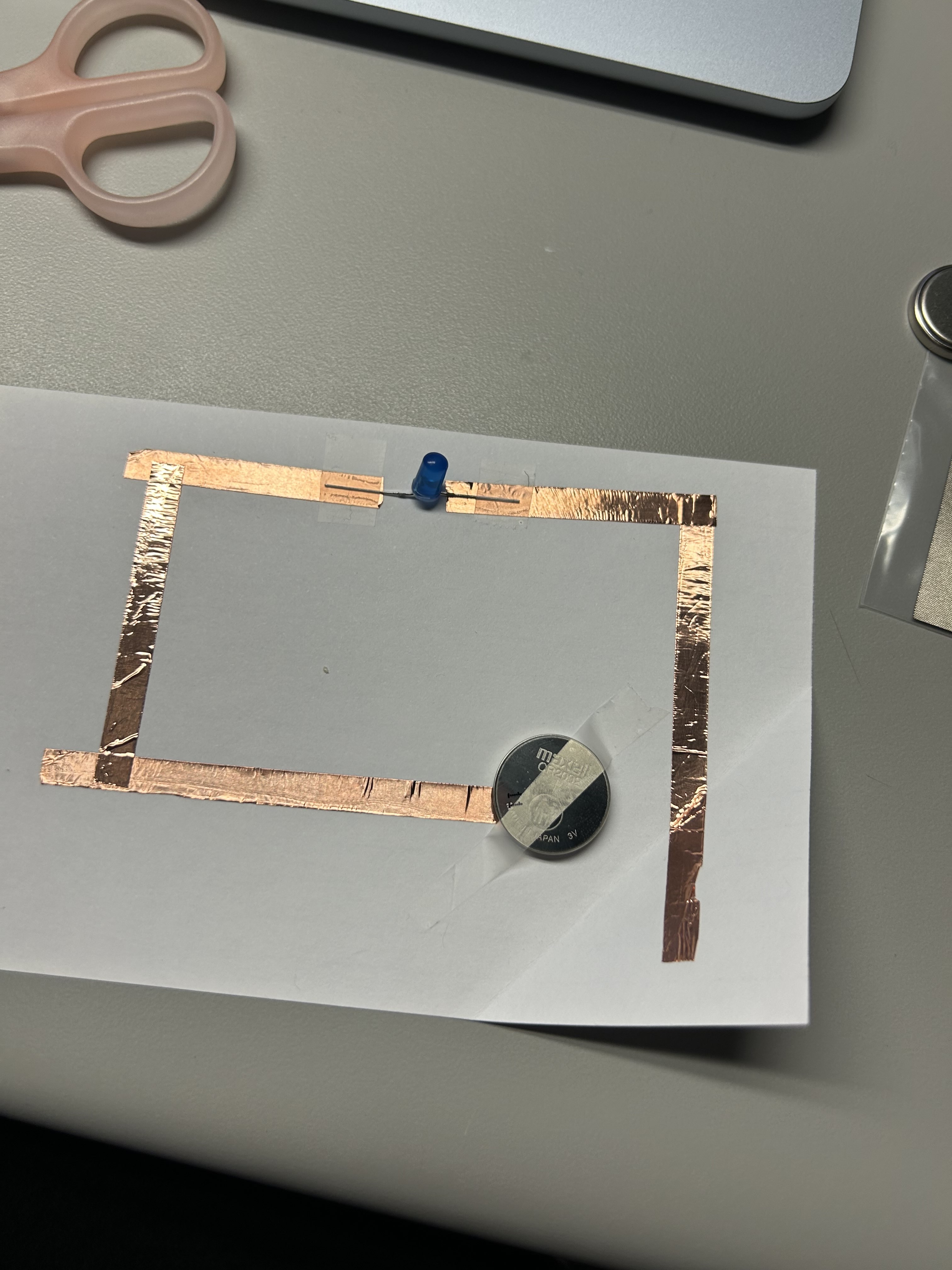 I took away one of the battery, because I realized it was unnecessary, and maybe that's why it didn't work.